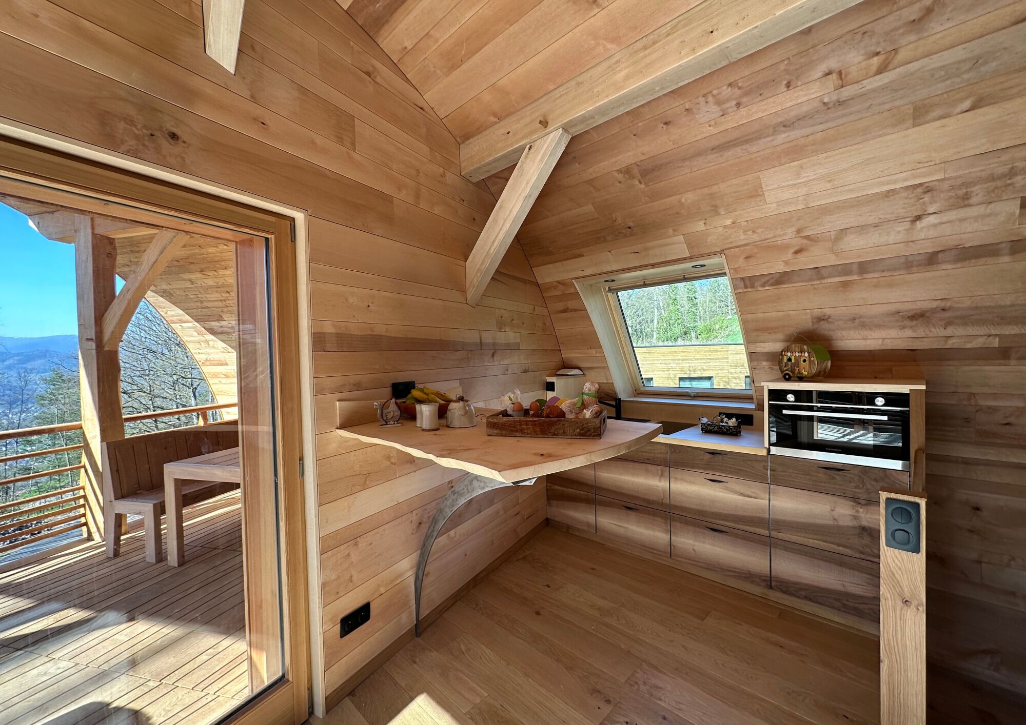 Premium huisje | Privékeuken | Een koelkast met diepvriezer, een microgolfoven, een oven, een kookplaat