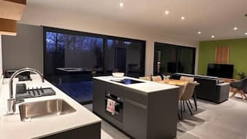 Casa de campo Premium, vista a la montaña | Área de sala de estar | Televisión de pantalla plana de 47 pulgadas con canales por cable