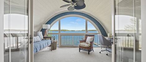 智能电视、壁炉、书