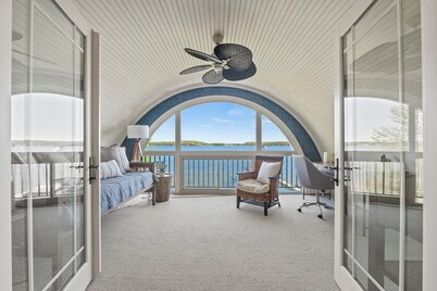 Lakefront Luxury Retreat, Private Dock + All-Season Patio, Fire Pit, Sleeps 12+