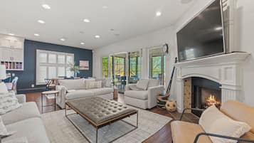 Smart TV, chimenea, libros