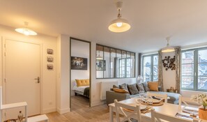 TV, books - Magical Rooftop Views | Historic City Center | 2 guests (Honfleur)