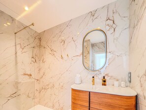 Douche, articles de toilette (gratuits), serviettes fournies