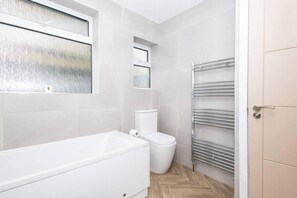Shower, towels - Carr Manor Cozy House in Leeds (Leeds)