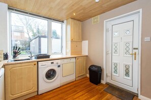 Een koelkast, een magnetron, een oven, een kookplaat