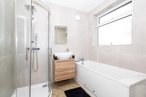 Shower, towels - Carr Manor Cozy House in Leeds (Leeds)
