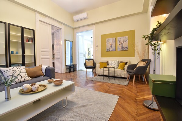 Living area - Spacious 3-bedroom apartment in charming Budapest with AC, WiFi (Budapest)