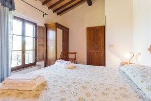 5 slaapkamers, een strijkplank/strijkijzer, gratis wifi, beddengoed