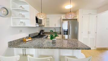 Kjøleskap, mikrobølgeovn, kokeplater og kaffetrakter/tekoker