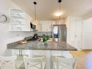 Kjøleskap, mikrobølgeovn, kokeplater og kaffetrakter/tekoker