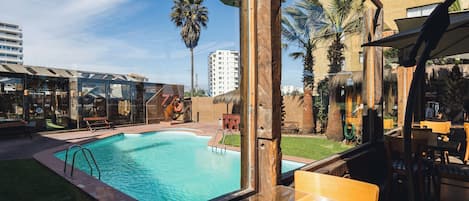 Una piscina al aire libre