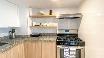 Refrigerador, microondas, parrilla de estufa y cafetera y tetera