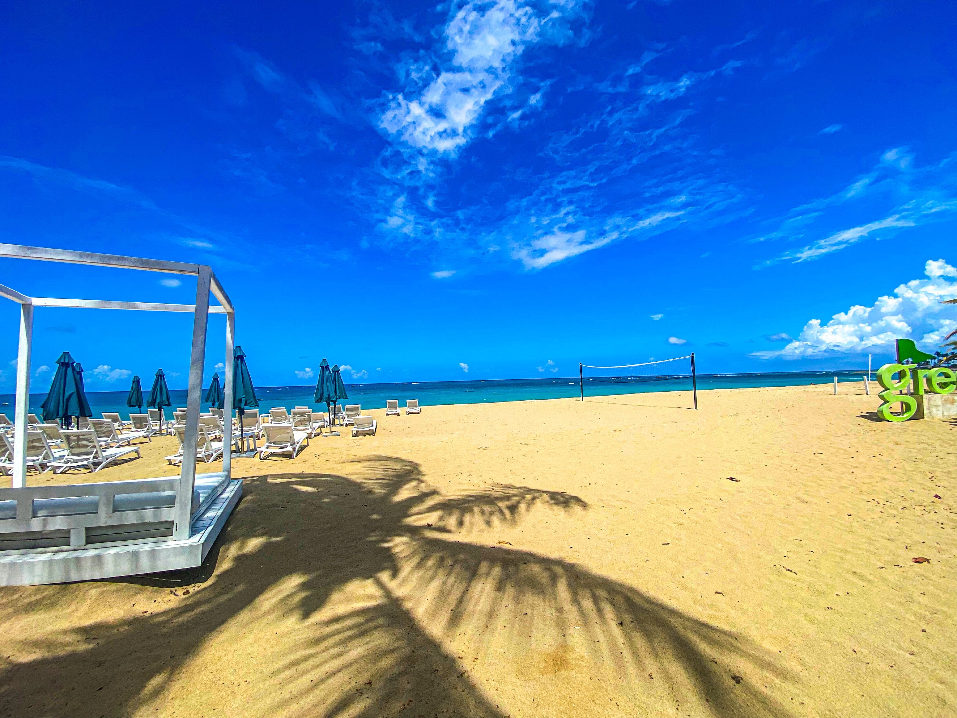 Beach nearby, sun loungers, beach towels
