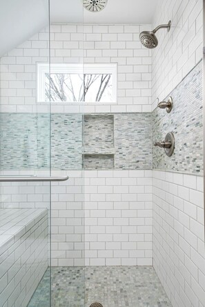 Shower, hair dryer, towels, soap - Magnolia House (Nashville)