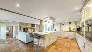 Unclassified image, 5 of 16, button - Luxury Barn With Hot tub (Tonbridge)