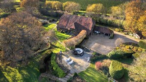 Unclassified image, 4 of 16, button - Luxury Barn With Hot tub (Tonbridge)