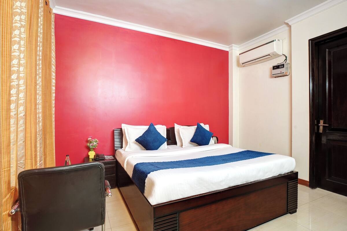 Chambre Deluxe double, balcon, vue sur la ville | Système d’insonorisation, fer et planche à repasser