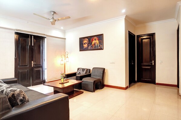 Superior Studio Suite | Living area | TV - NEXHUB STAY (Gurugram)