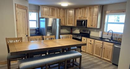 NEW House minutes from SALIDA. 2 King, 4 Queen, 4 Full Bath, Garages