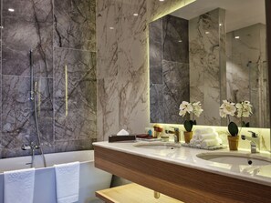 Suite familiale | Salle de bain | Articles de toilette griffés, séchoir à cheveux, peignoirs, pantoufles