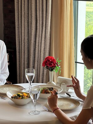 3 restaurantes; se sirven cenas 