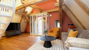 Junior Loft Suite With Balcony | 高級寝具、セーフティボックス (室内)、アイロン / アイロン台、WiFi (無料)