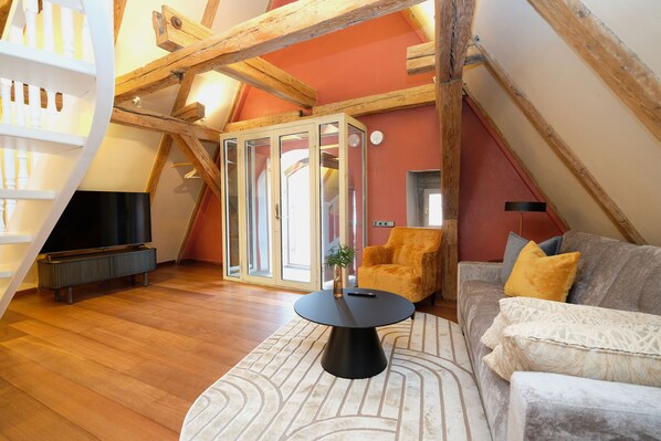 Junior Loft Suite With Balcony | Sengetøy av topp kvalitet, safe på rommet og individuelt dekorert