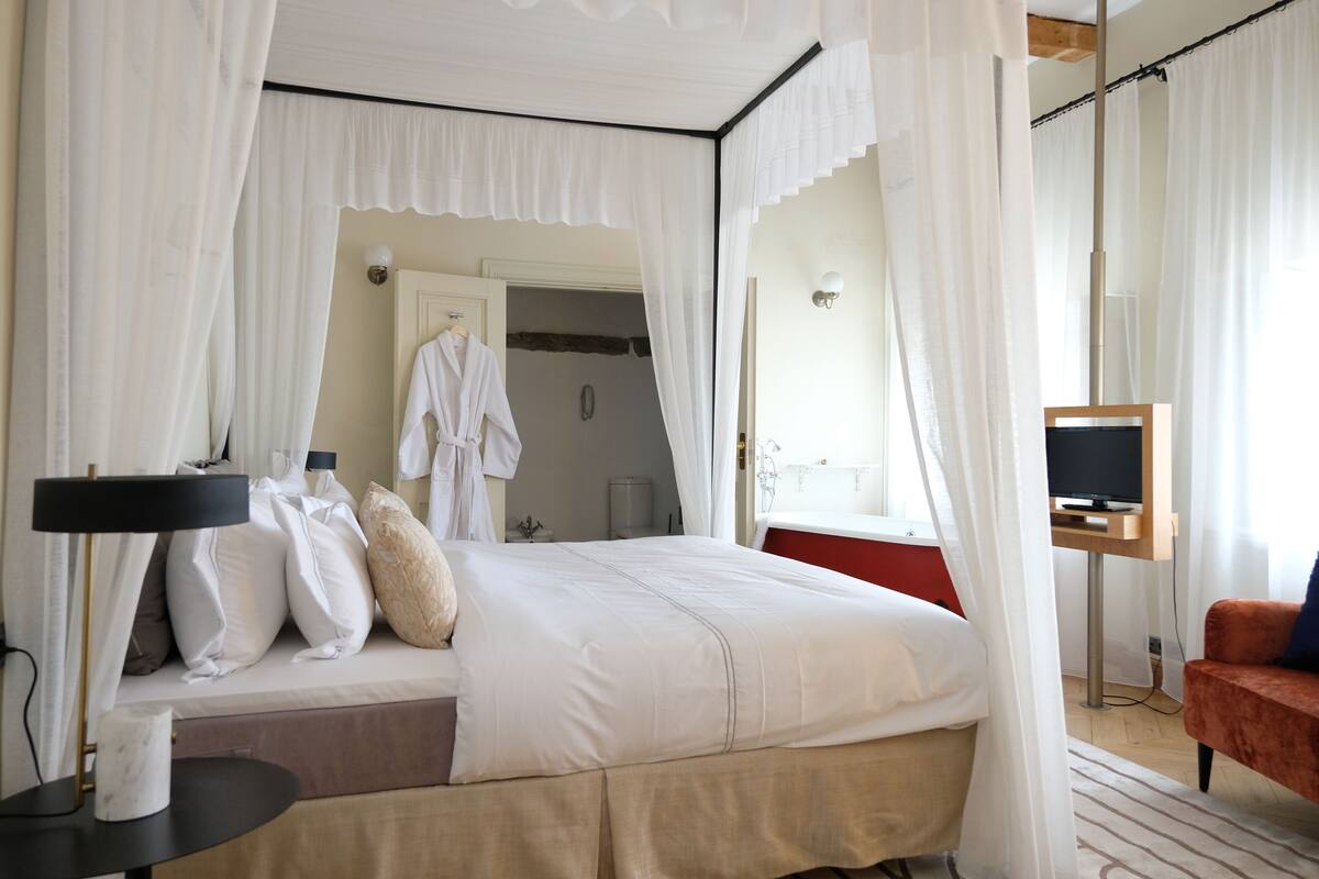 Romantic Canopy Room | Ylelliset vuodevaatteet, tallelokero huoneessa, silitysrauta/-lauta