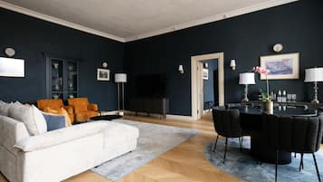 Suite Royal, vista cortile | Biancheria da letto di alta qualità, una cassaforte in camera