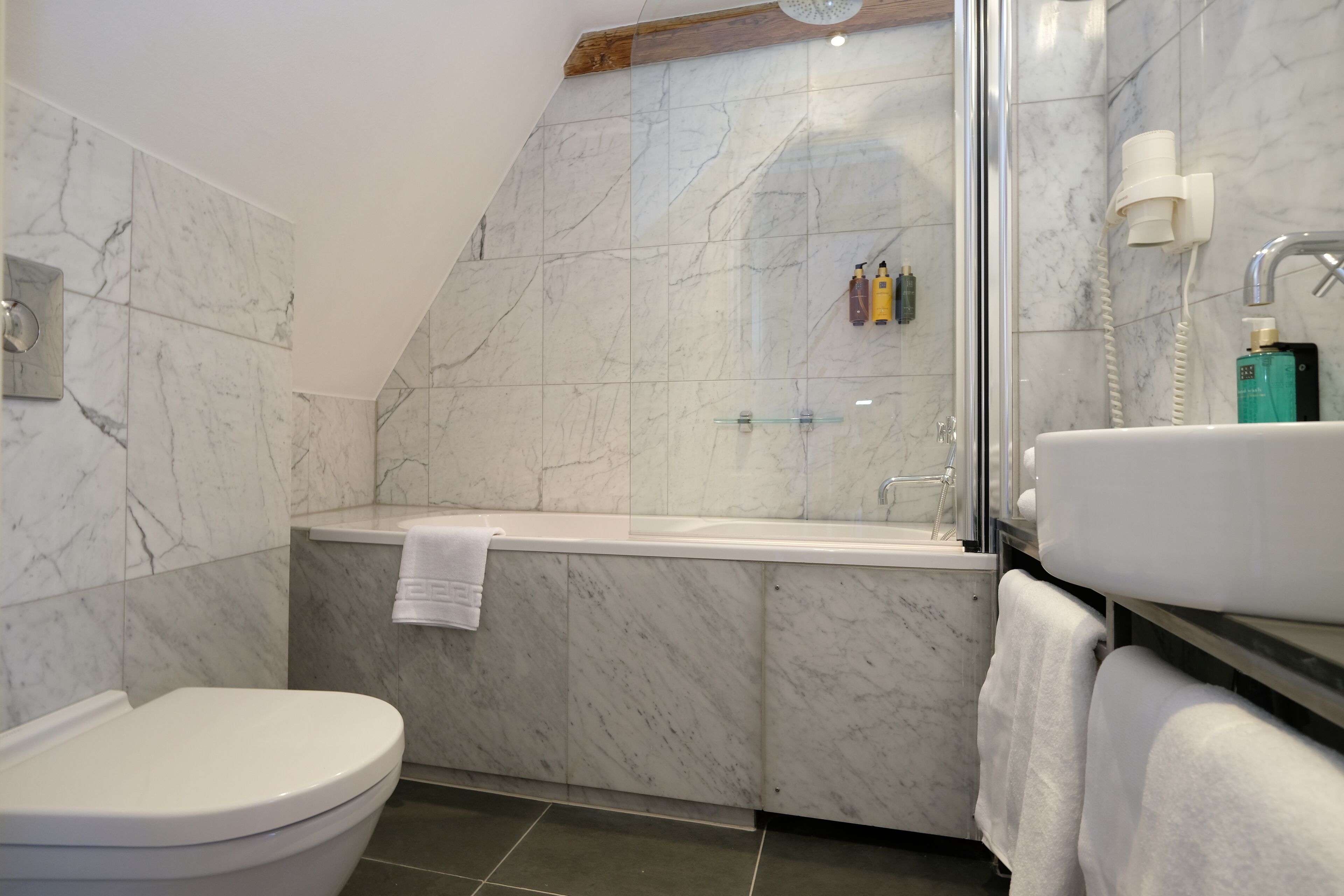 City Suite | Bathroom | Free toiletries, hair dryer, bathrobes, slippers