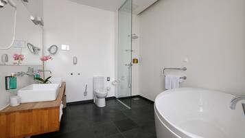 Royal Suite, Courtyard View | Bathroom | Free toiletries, hair dryer, bathrobes, slippers