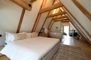 Junior Rooftop Suite With Balcony | Seprai premium, brankas, dan didekorasi berbeda-beda