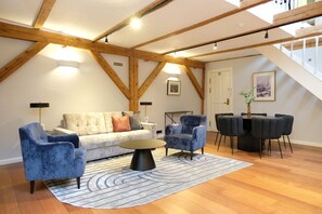 品质复式房 | 起居区 | 48-英寸纯平电视（配备数码频道）、书、加热地板