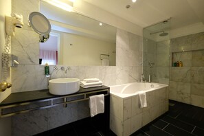 Kamar Keluarga | Kamar mandi | Perlengkapan mandi gratis, pengering rambut, jubah mandi, dan sandal