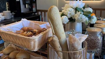 Café da manhã com buffet todos os dias mediante uma taxa