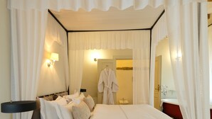 Romantic Canopy Room | 高級寝具、セーフティボックス (室内)、アイロン / アイロン台、WiFi (無料)