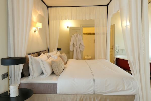 Romantic Canopy Room | Ropa de cama de alta calidad, caja fuerte, decoración individual