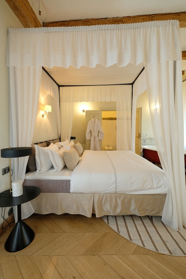 Romantic Canopy Room | Ropa de cama de alta calidad y caja de seguridad en la habitación