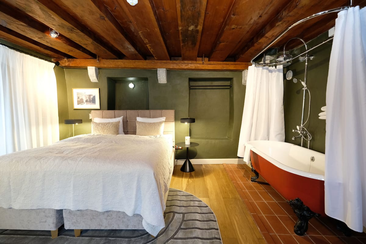 Romantic Suite | 1 bedroom, premium bedding, in-room safe, individually decorated