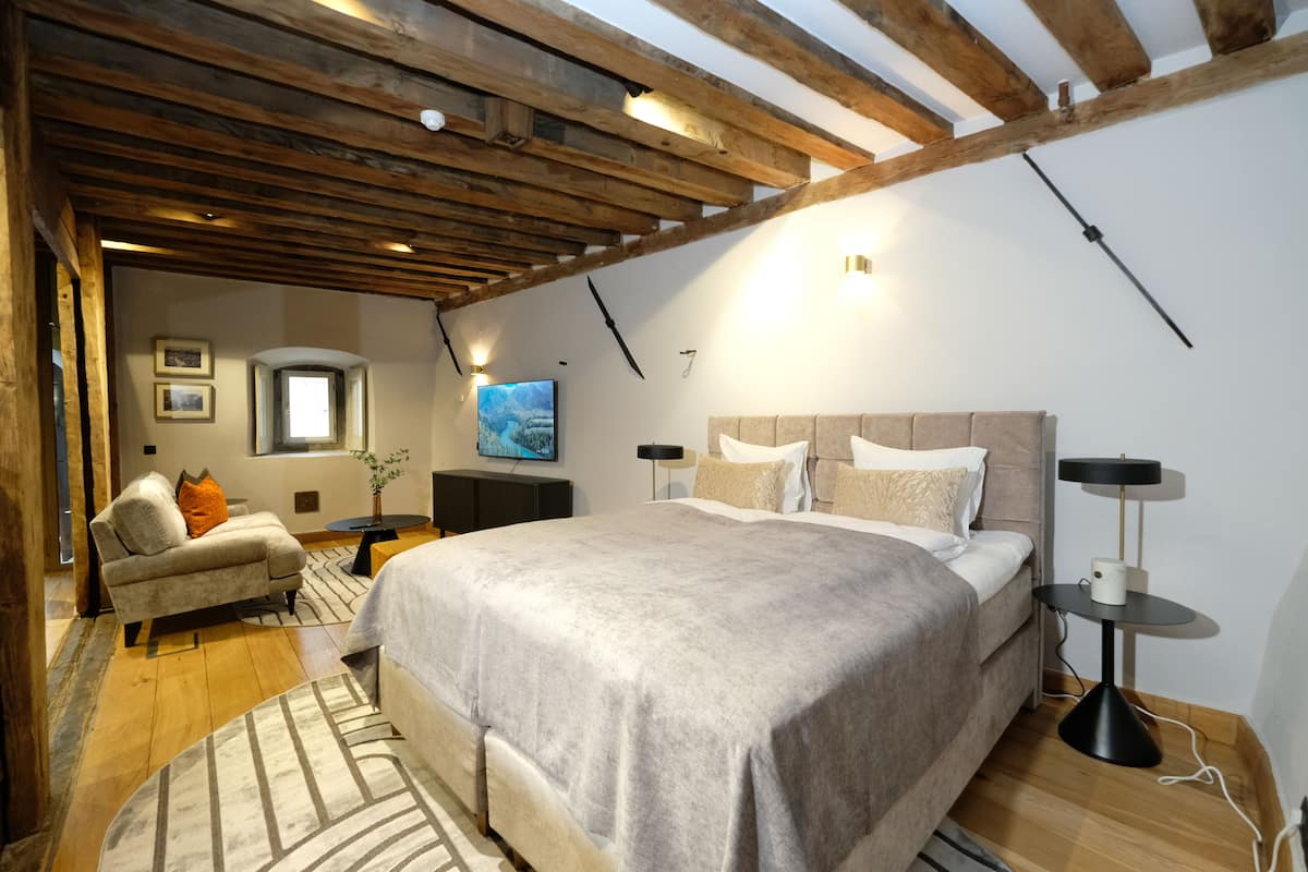 Premium bedding, in-room safe, individually decorated