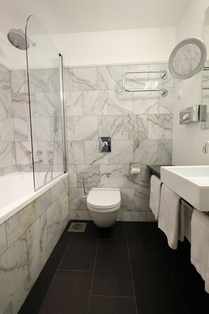 Standard Double | Bad | Toalettartikler (inkludert), hårføner, badekåper og tøfler