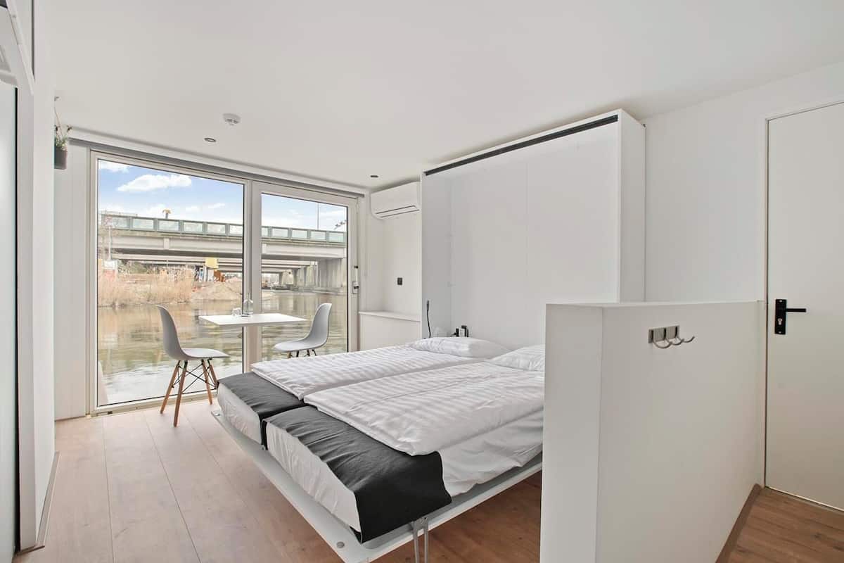 Deluxe studio, privébadkamer, uitzicht op meer | Een kluis op de kamer, een laptopwerkplek, verduisterende gordijnen