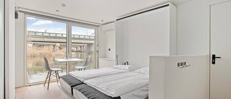 Deluxe Studio, Private Bathroom, Lake View