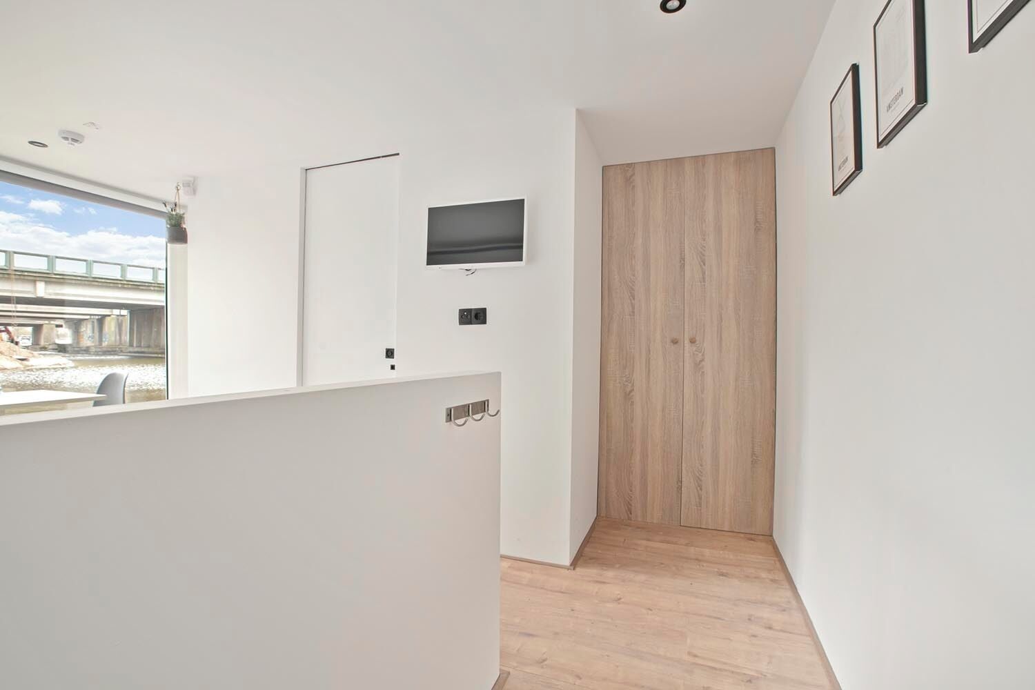 Comfort studio, privébadkamer, uitzicht op meer | Een kluis op de kamer, een laptopwerkplek, verduisterende gordijnen