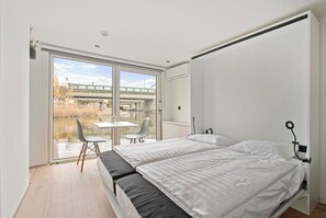 Estudi Deluxe, bany privat, vistes al llac | 1 dormitori i caixa forta a l'habitació 