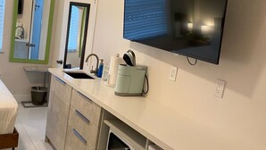Eine moderne Küche mit integriertem Mikrowellenherd, Backofen und Kaffeemaschine.