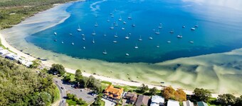 Salamander Sanctuary, 204 Salamander Way - pool, pets, linen, aircon, Wi-Fi