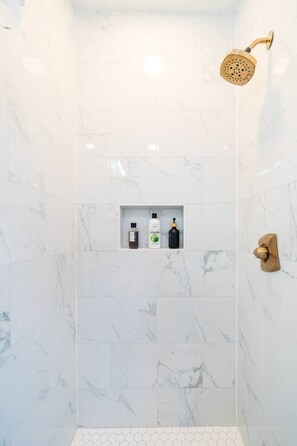Douche, sèche-cheveux, bidet