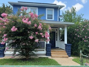 Exterior - Near Capitol Hill w/parking & 2 kitchens sleeps 10 (Washington)