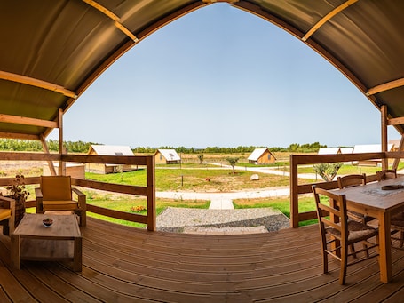 Premier Tent, Garden View | Free WiFi